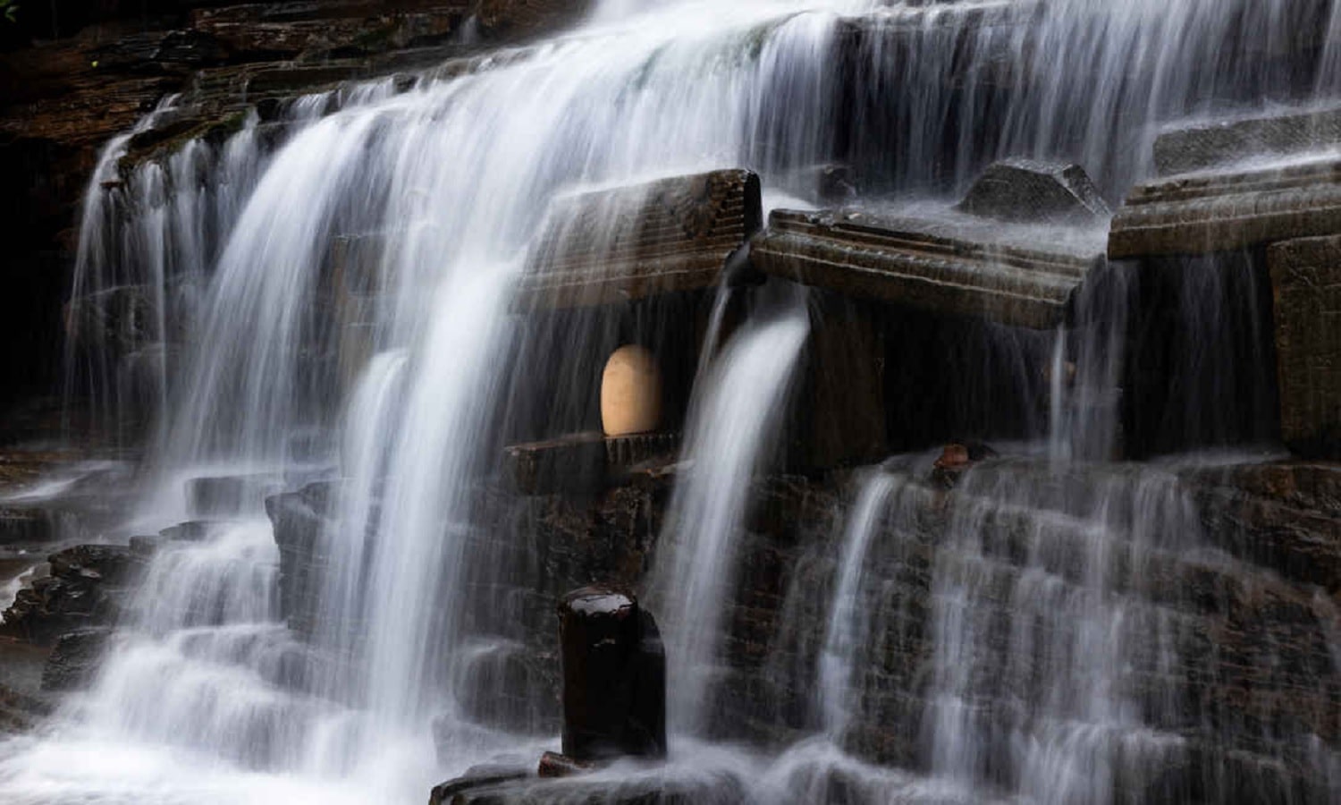 रीवा का पियावन, शिव-पार्वती की दिखती है झलक, धरती से 200 फिट नीचे है अद्रभुद्र नजरा, देखते रह गए थें अंग्रेज