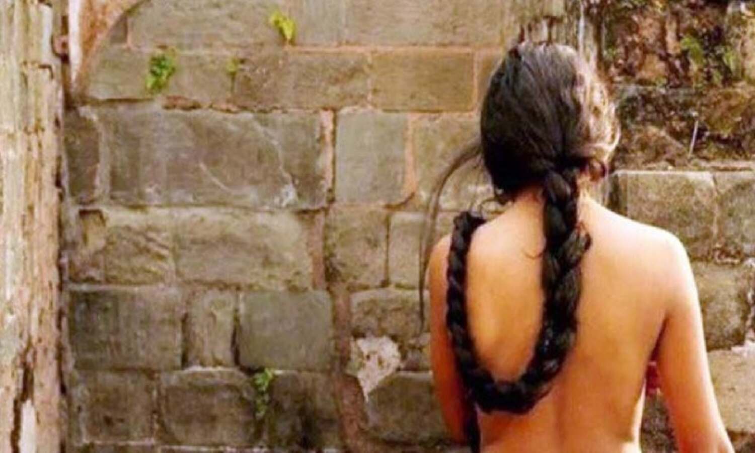 गांव का सामान्य दृश्य, जहां स्थानीय लोग पारंपरिक अनुष्ठान के दौरान सामूहिक रूप से परंपरा का पालन करते हुए दिखाई देते हैं