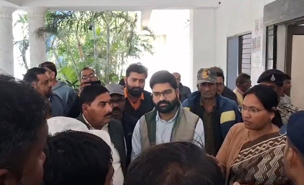 रीवा कलेक्टर कार्यालय के बाहर जुटे किसान, धान सत्यापन फेल होने पर नारेबाजी और विरोध करते हुए दिखाई देते हैं