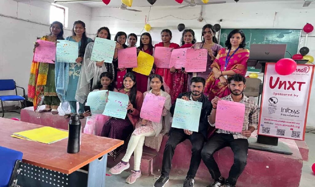 Students attending the concluding session of a 30-day skill development program at Govt Golwalkar College Rewa.