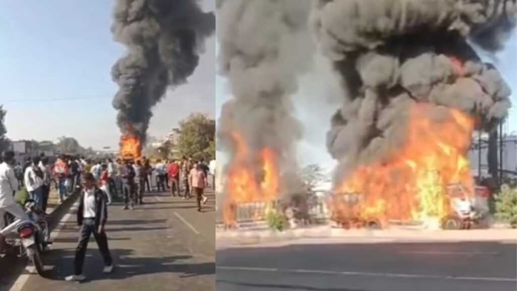 मुंबई–आगरा फोरलेन पर जले हुए ट्रक, आग बुझाती दमकल की गाड़ियां और सड़क पर फैला धुआं