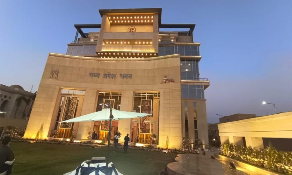 मध्यप्रदेश के प्रमुख पर्यटन स्थलों जैसे सांची स्तूप, खूबसूरत जंगल और ऐतिहासिक स्थलों का कोलाज, जो राज्य की स्वागत-तैयारी को दर्शाता है