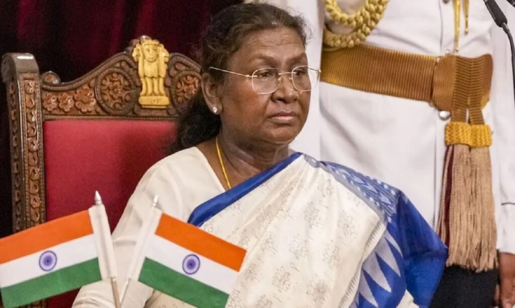 राष्ट्रपति भवन का बाहरी दृश्य, राष्ट्रीय प्रतीक के साथ, संवैधानिक निर्णय का संकेत देता हुआ