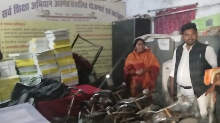 रीवा के बीआरसी कार्यालय में रखी मुफ्त पाठ्यपुस्तकों के बंडल, धूल जमी किताबें और अव्यवस्थित स्टोरेज