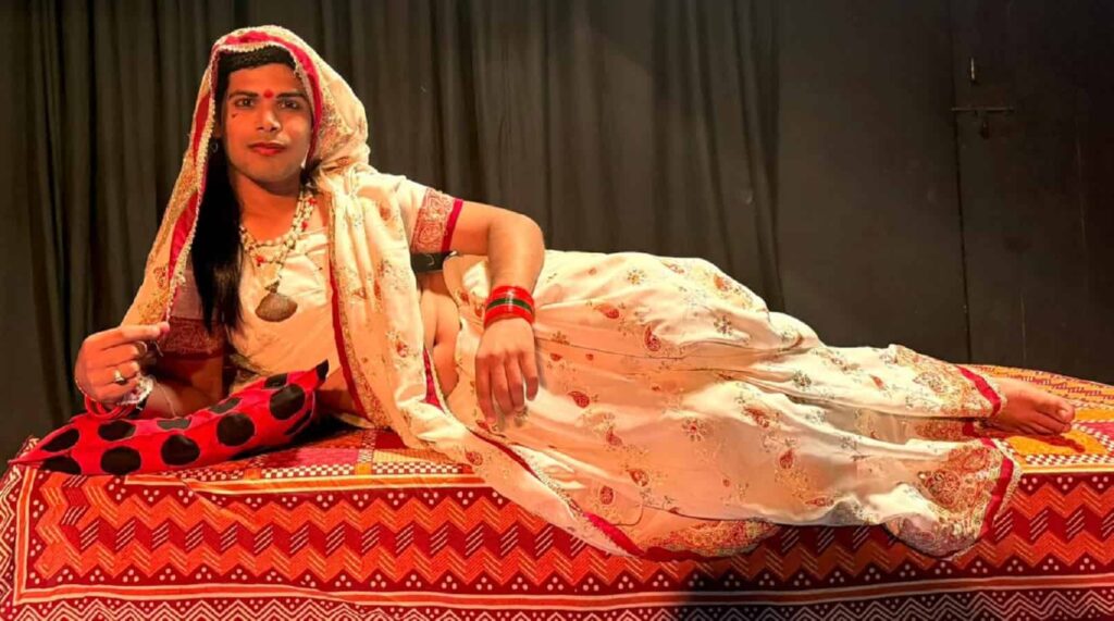 मंच पर प्रेमचंद की कहानी ‘आगा पीछा’ पर आधारित नाटक का दृश्य, जहां कलाकार संवाद के माध्यम से सामाजिक संदेश प्रस्तुत कर रहे हैं।