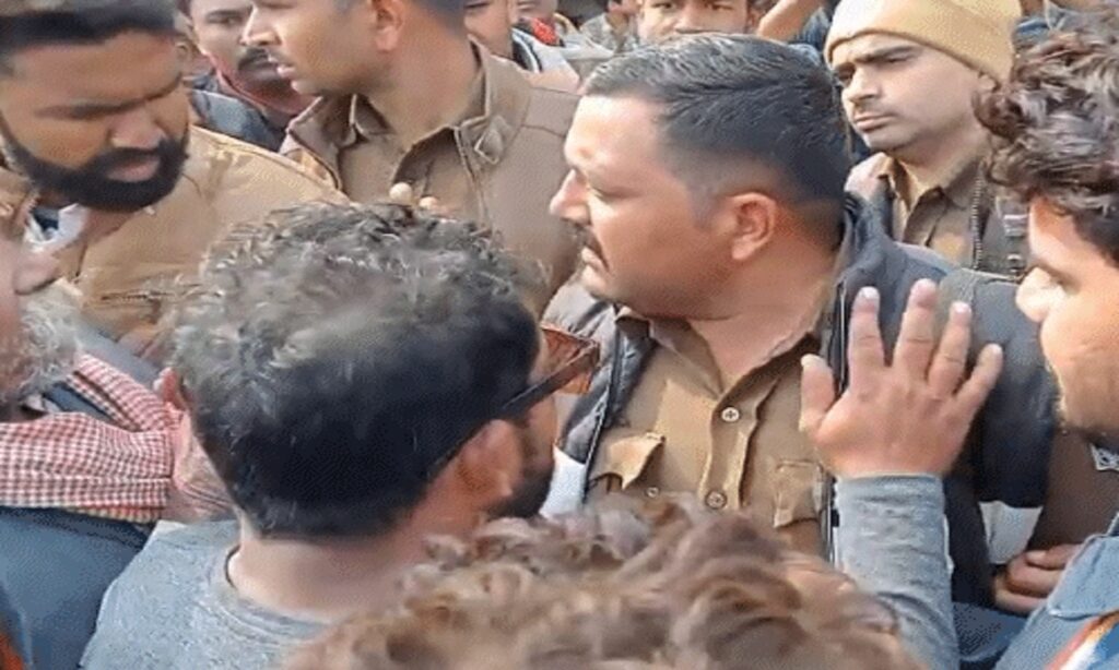 Crowd confrontation scene after fatal road incident in Madhya Pradesh