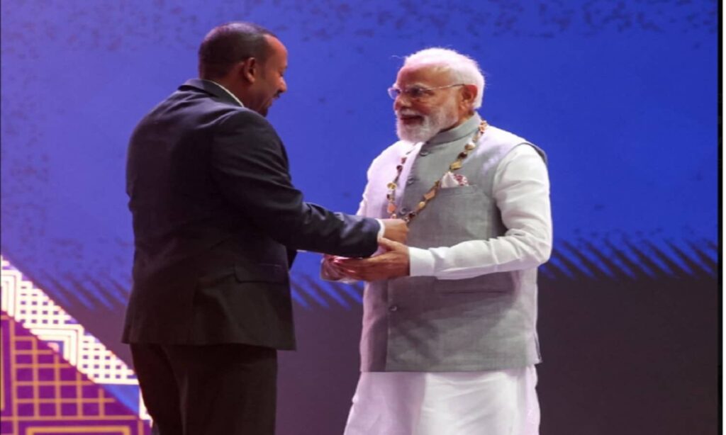 सम्मान समारोह के दौरान प्रधानमंत्री नरेंद्र मोदी को ‘द ग्रेट ऑनर निशां’ प्रदान किया जाता हुआ।