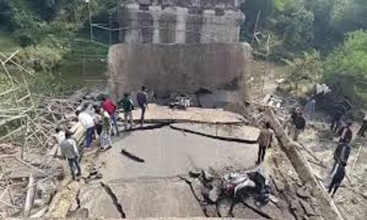 एमपी में पुल धरासायी, समा गए बाइक सवार, मजदूरों ने भाग कर बचाई जान