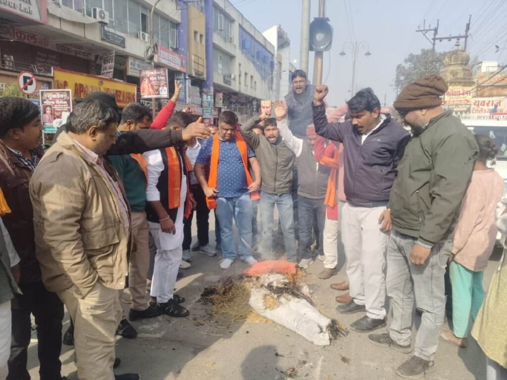 Protesters burning an effigy at Shilpi Plaza Chowk during Bangladesh Hindu killing protest in India
