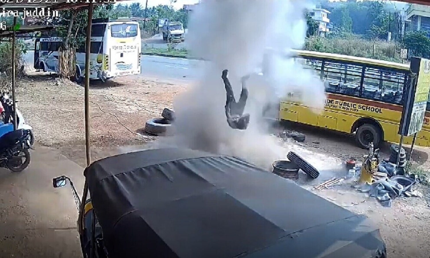 Rewa Transport Nagar Tyre Burst Accident Youth Thrown in Air