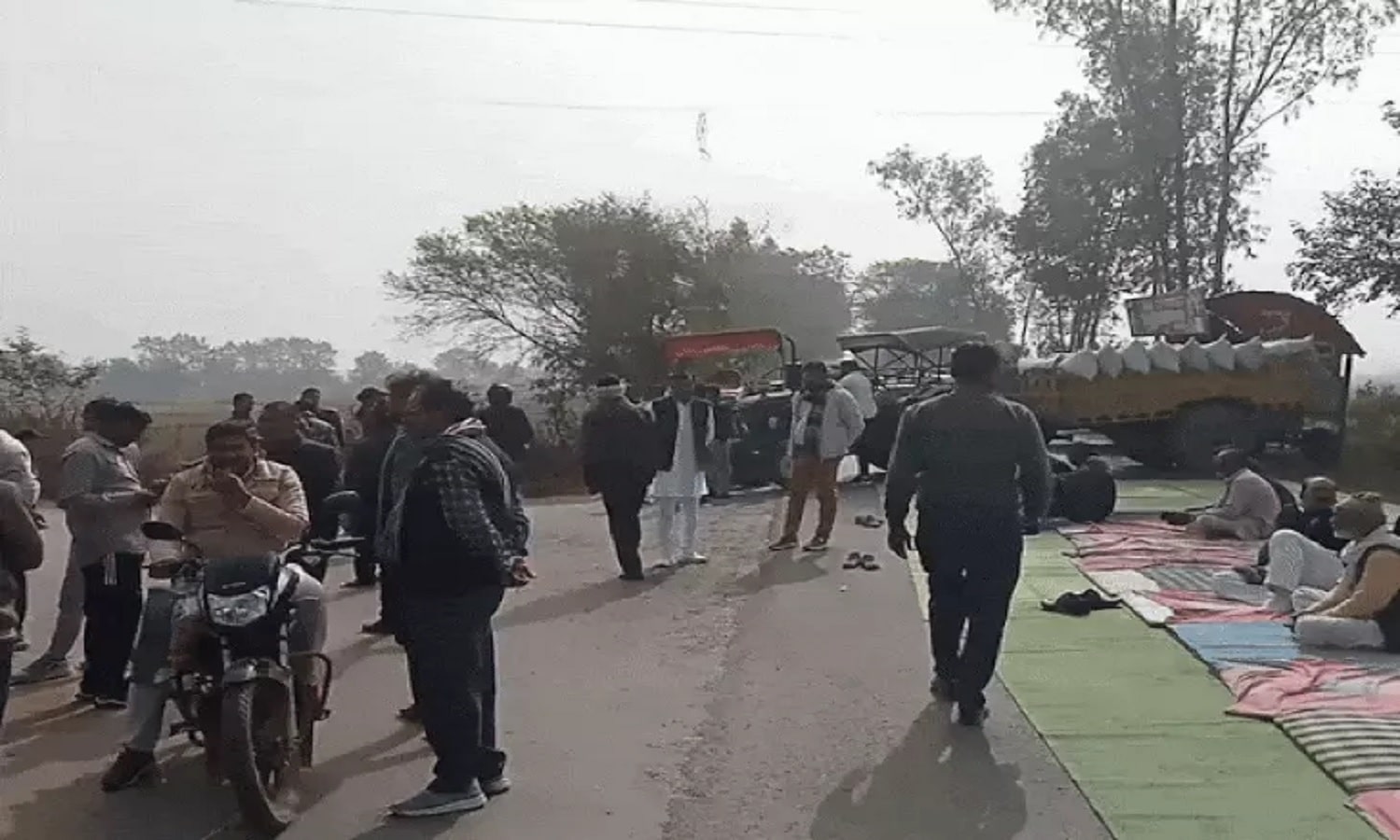 रीवा में धान खरीदी न होने से नाराज किसान बैठे सड़क पर, प्रशासन ने किया मान-मनोवल