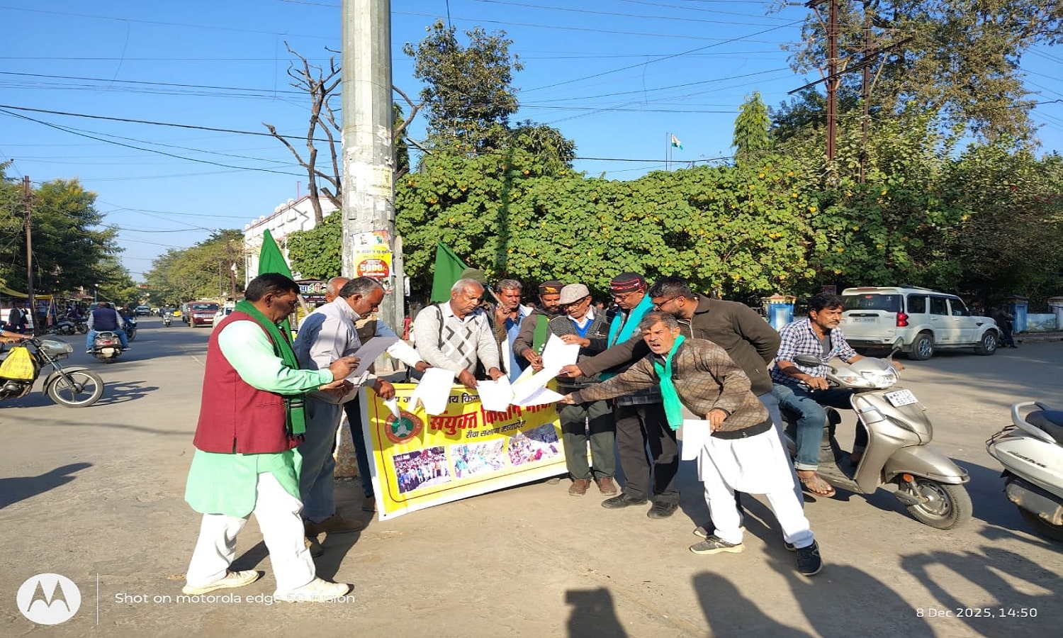 रीवा में किसानों ने जलाई बीज विधेयक 2025 के मसौदे की प्रतियाँ