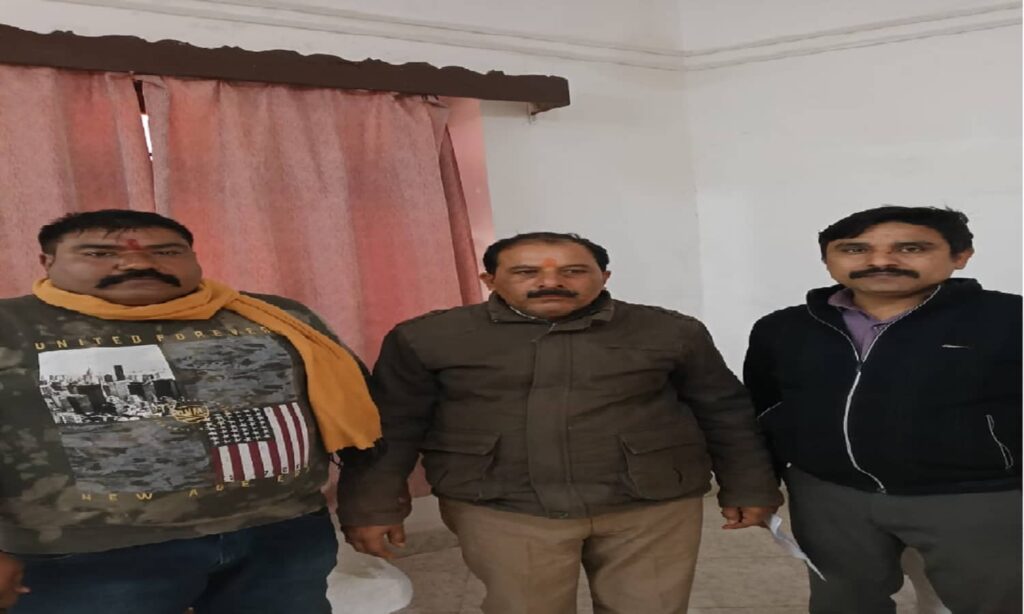 Lokayukta officials with arrested SDM office steno in Rewa bribery case