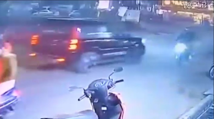 Rewa News: लग्जरी कार में युवकों की खतरनाक स्टंटबाजी, कई वाहन क्षतिग्रस्त, बाल-बाल बचे बच्चे और राहगीर