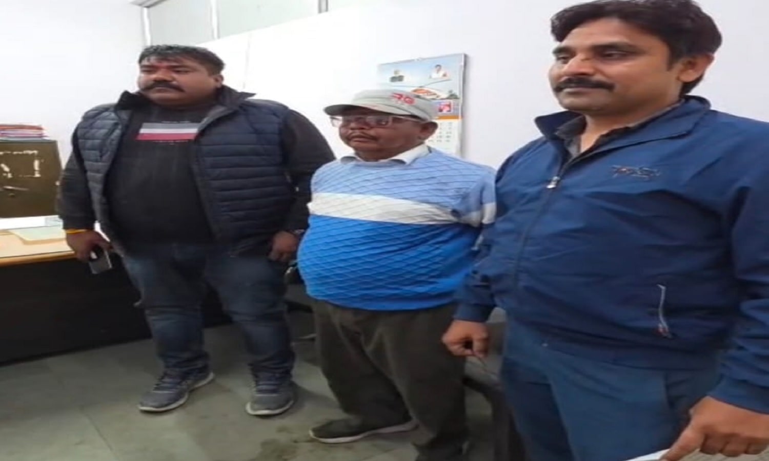 Anti-corruption officials arresting a revenue inspector in Rewa during a bribery operation