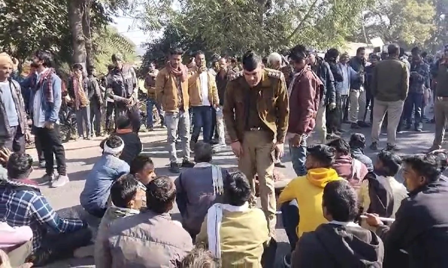 एमपी में खाद संकट से परेशान किसान बैठे सड़क पर, टीकमगढ़ और बमीठा में चक्काजाम