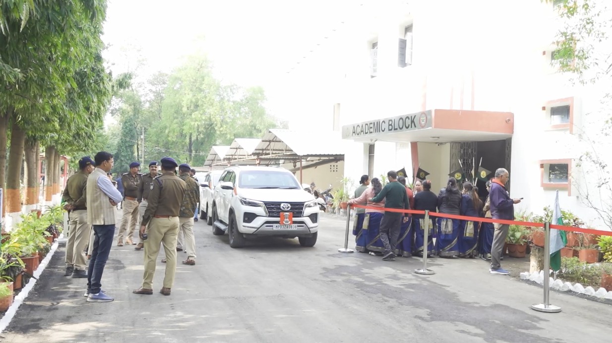 रीवा में वीआईपी प्रोटोकॉल की धज्जियां! 25 मिनट तक जाम में फंसे रहे अरुणाचल के राज्यपाल