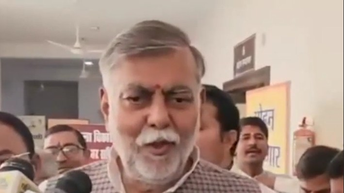 रीवा में आयोजित जिला विकास सलाहकार समिति की बैठक में प्रभारी मंत्री प्रहलाद पटेल अधिकारियों के साथ विकास कार्यों की समीक्षा करते हुए