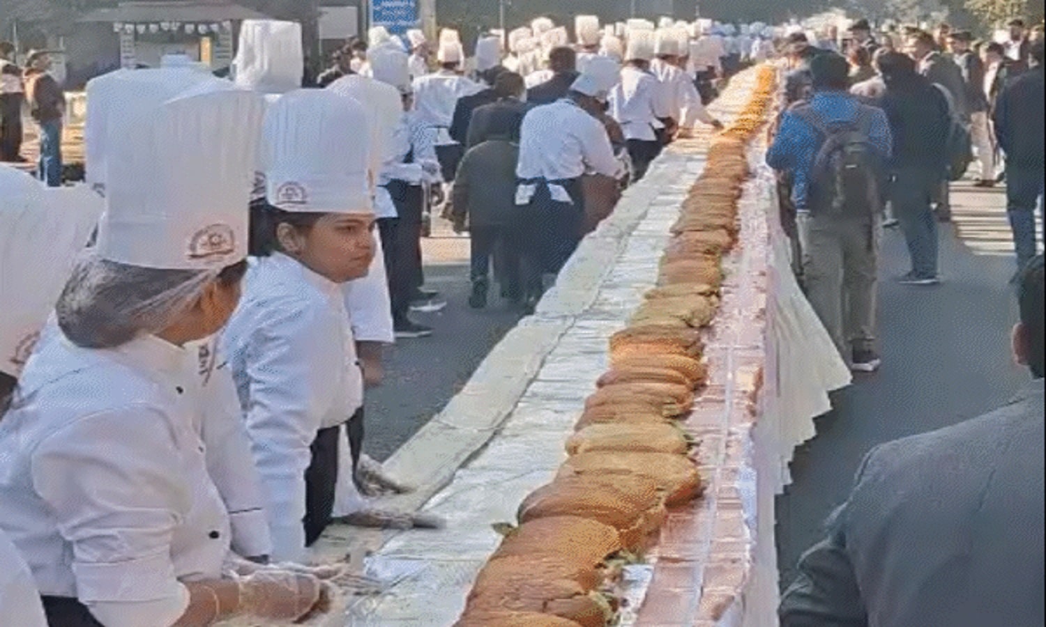 एमपी के भोपाल में बना दुनिया का सबसे लम्बा अनोखा सैंडविच, लिम्का बुक की टीम ने भी देखा