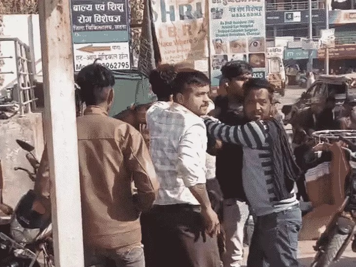 Attempt to steal bike in broad daylight at Satna railway station