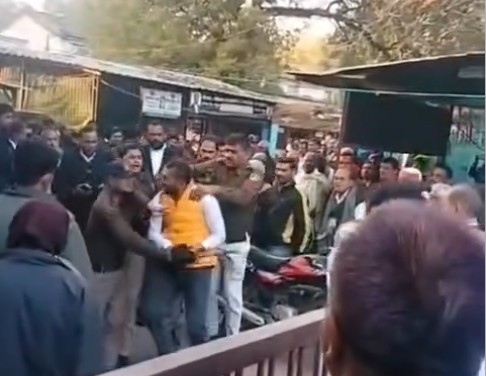 Satna News : सतना कोर्ट परिसर में हंगामा, नाबालिग से दुष्कर्म के आरोपी पर हमले का प्रयास, मची अफरा-तफरी