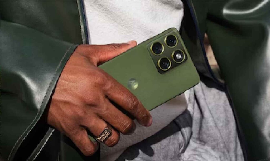 भारत में लॉन्च हुए Motorola Edge 70 स्मार्टफोन का क्लोज़-अप दृश्य, जिसमें इसका अल्ट्रा-थिन डिजाइन और फ्रंट कैमरा दिख रहा है।