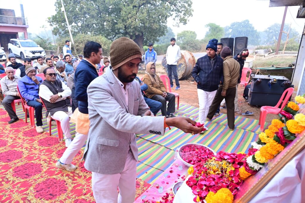 People paying floral tribute during condolence meeting in memory of Vedanti Ji Maharaj in Rewa, Madhya Pradesh