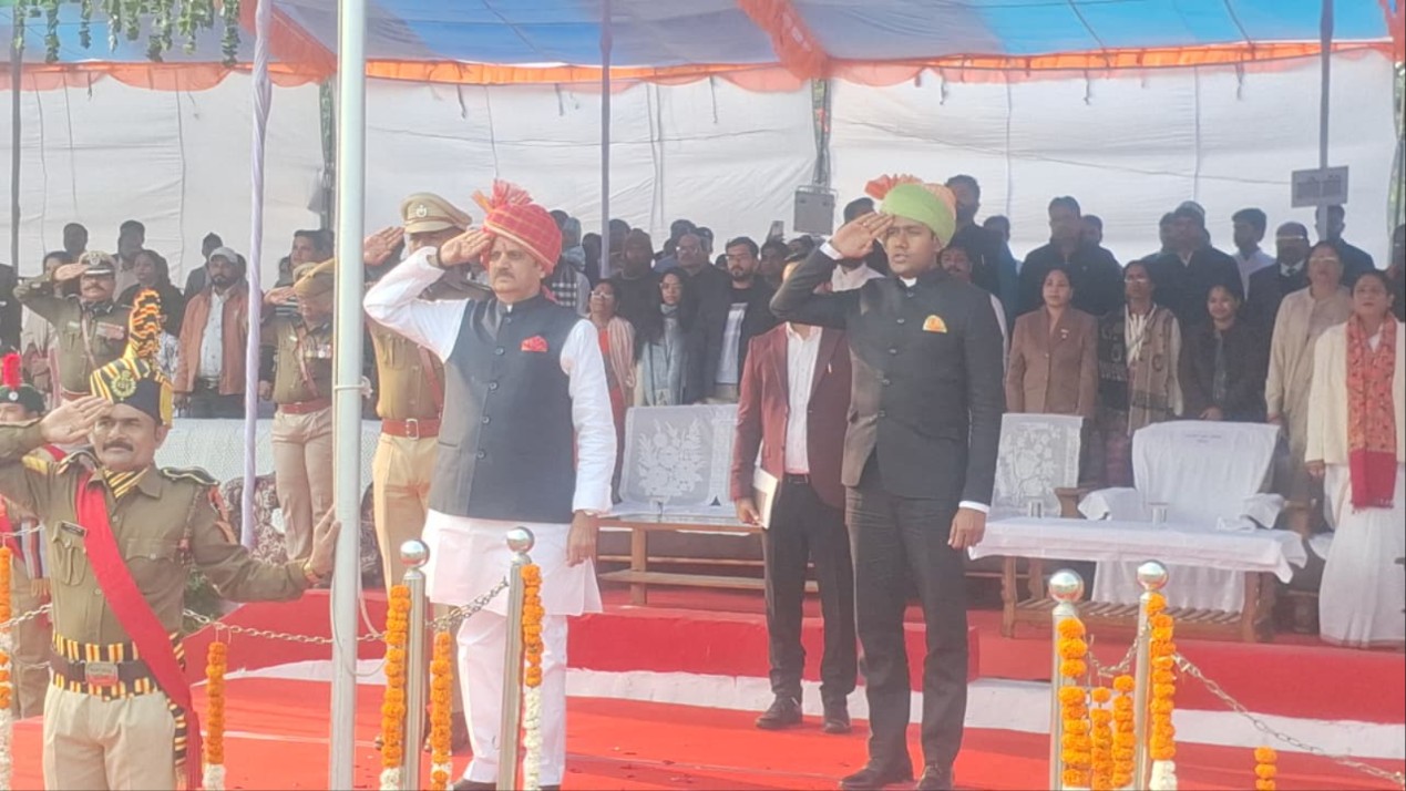 Deputy CM Rajendra Shukla hoisted the tricolor in the ocean