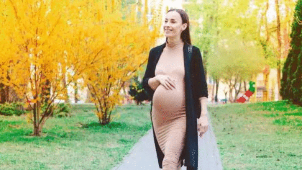 Pregnancy Walking: प्रेग्नेंसी में वॉकिंग कितनी फायदेमंद? जानिए रोज़ कितनी देर चलना है सही