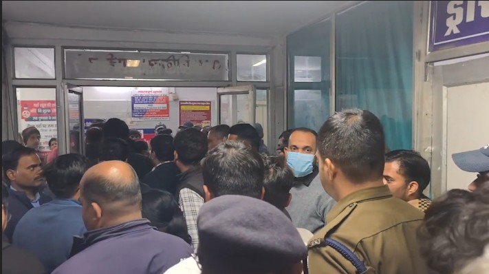रीवा: सड़क हादसे में घायल युवक की मौत के बाद SGMH जोरदार हंगामा, परिजनों ने डॉक्टर पर लगाए लापरवाही के आरोप