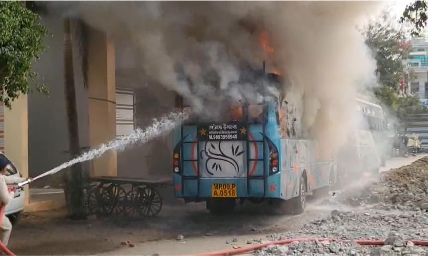 MP: उज्जैन के तराना में फिर भड़का तनाव, बस स्टैंड पर बवाल, एक बस में लगाई आग
