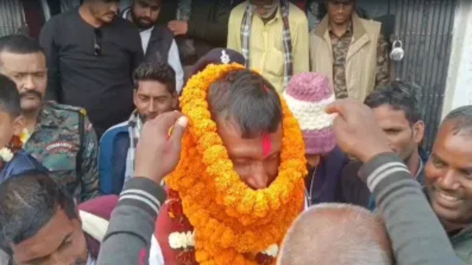 Bihar Politics: सलाखों के पीछे से चुनावी हुंकार, हाथों में हथकड़ी और गले में माला पहन नामांकन करने पहुंचा ‘बाहुबली’