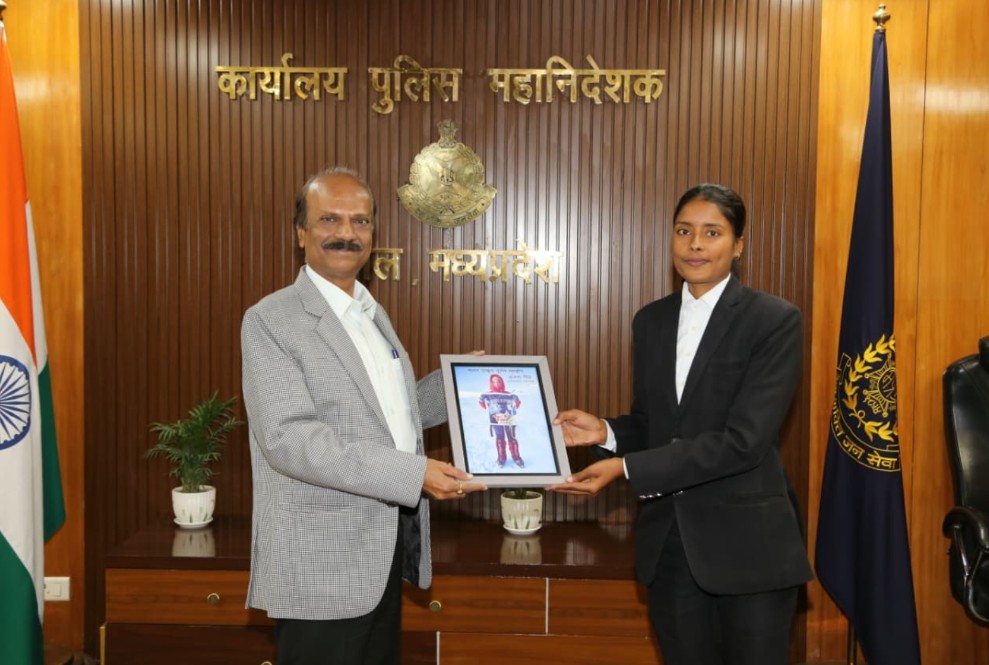 DGP honored international mountaineer Anjana Singh in Bhopal.