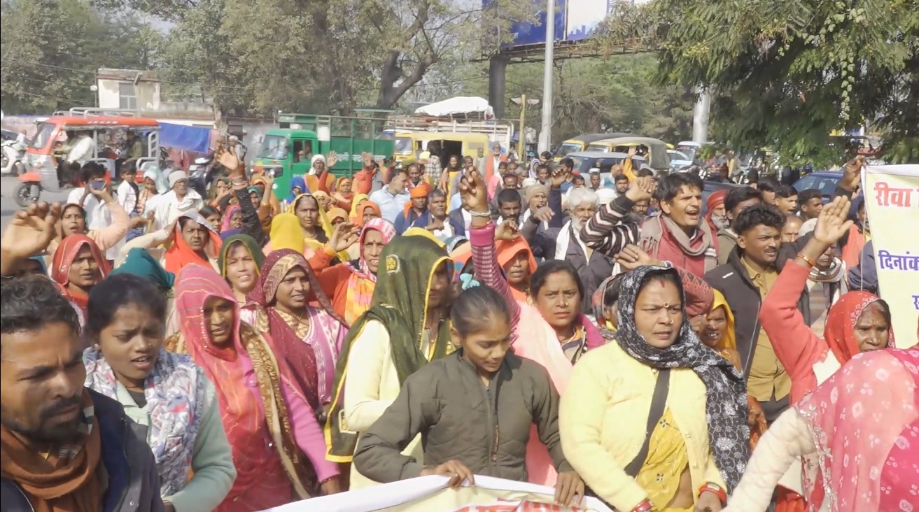 रीवा में अमिलिया के सैकड़ों ग्रामीणों ने घेरा कलेक्टर कार्यालय, 4 साल से लंबित मूलभूत सुविधाओं की मांग