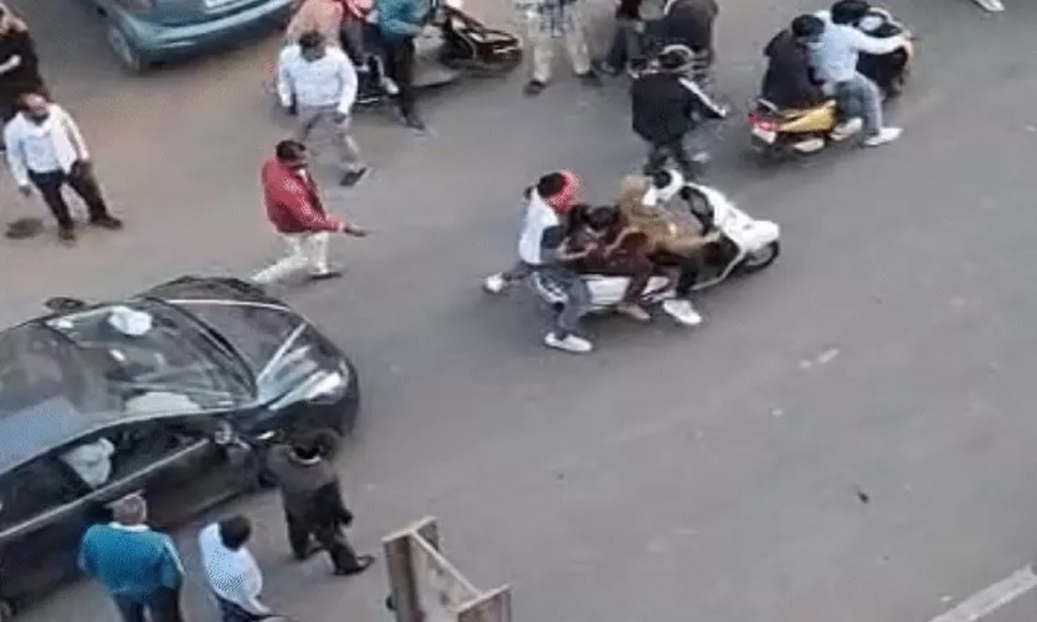 शादी के बाद कार से उतरी दुल्हन, एक्टिवा में बैठकर हो गई फरार, देखता रह गया दुल्हा