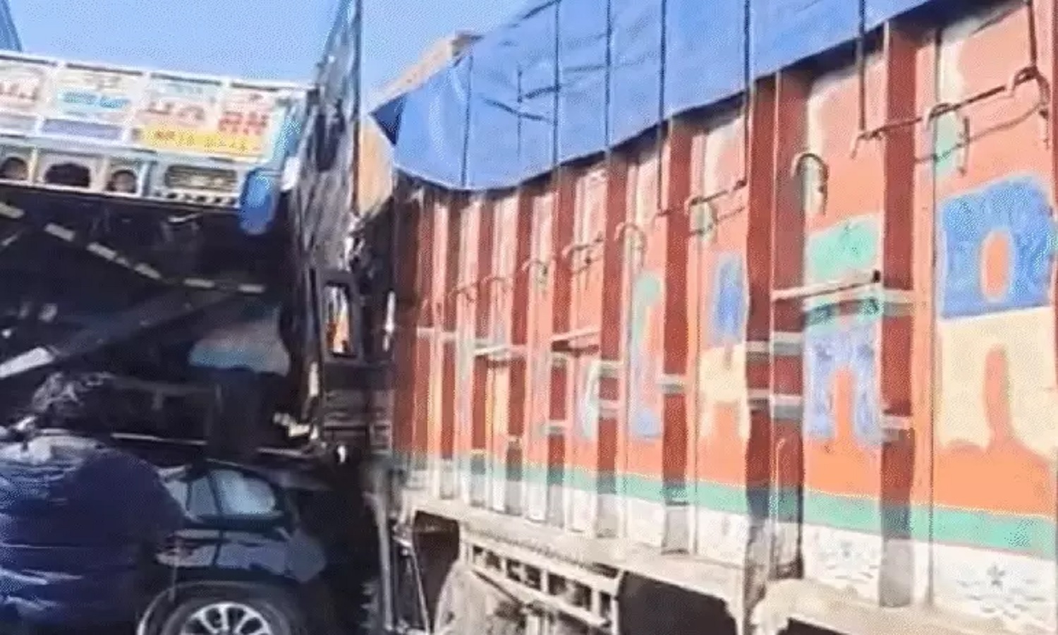 एमपी में गजब का हादसा, एक साथ 7 वाहन टकराए, कार के उपर चढ़ गया पिकअप