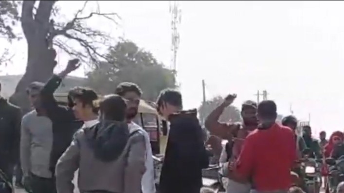 Farmers block road in Rewa due to fertilizer crisis