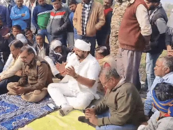 Rewa News : परसिया धान खरीदी केंद्र पर किसानों ने ट्रकों को रोका, भुगतान न मिलने से आक्रोश