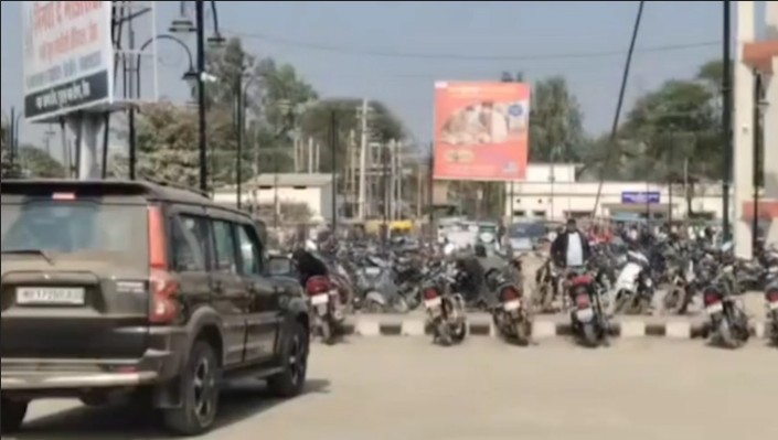 रीवा रेलवे स्टेशन पर सख्ती: नो पार्किंग जोन में खड़े वाहन पर दुगना चार्ज वसूला जाएगा