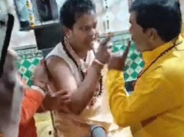 सतना के बिरसिंहपुर में प्रसिद्ध श्री गैवीनाथ मंदिर में पुजारी के साथ मारपीट, आरती के दौरान तनाव