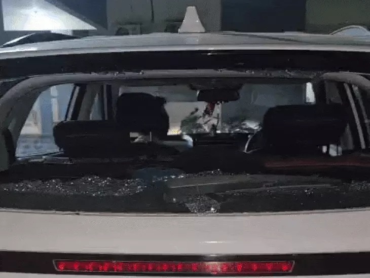 रीवा में बेखौफ बदमाशों का तांडव, शिल्पी प्लाजा में बाइक सवार गुंडों ने मचाई तबाही, 5-7 कारों के शीशे तोड़े