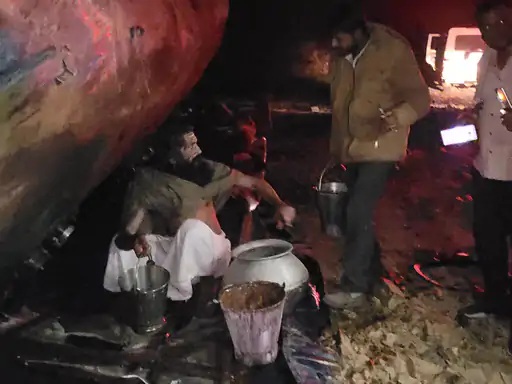 सीधी में डीजल टैंकर पलटा, लूट की होड़ में बाल्टियां लेकर टूट पड़े ग्रामीण, एक चिंगारी से हो जाता विस्फोट