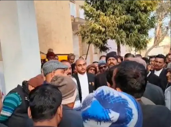 सीधी: तहसील कोर्ट परिसर में पटवारी ने अधिवक्ता के साथ की मारपीट, नायब तहसीलदार पर संरक्षण का आरोप, वकीलों का प्रदर्शन