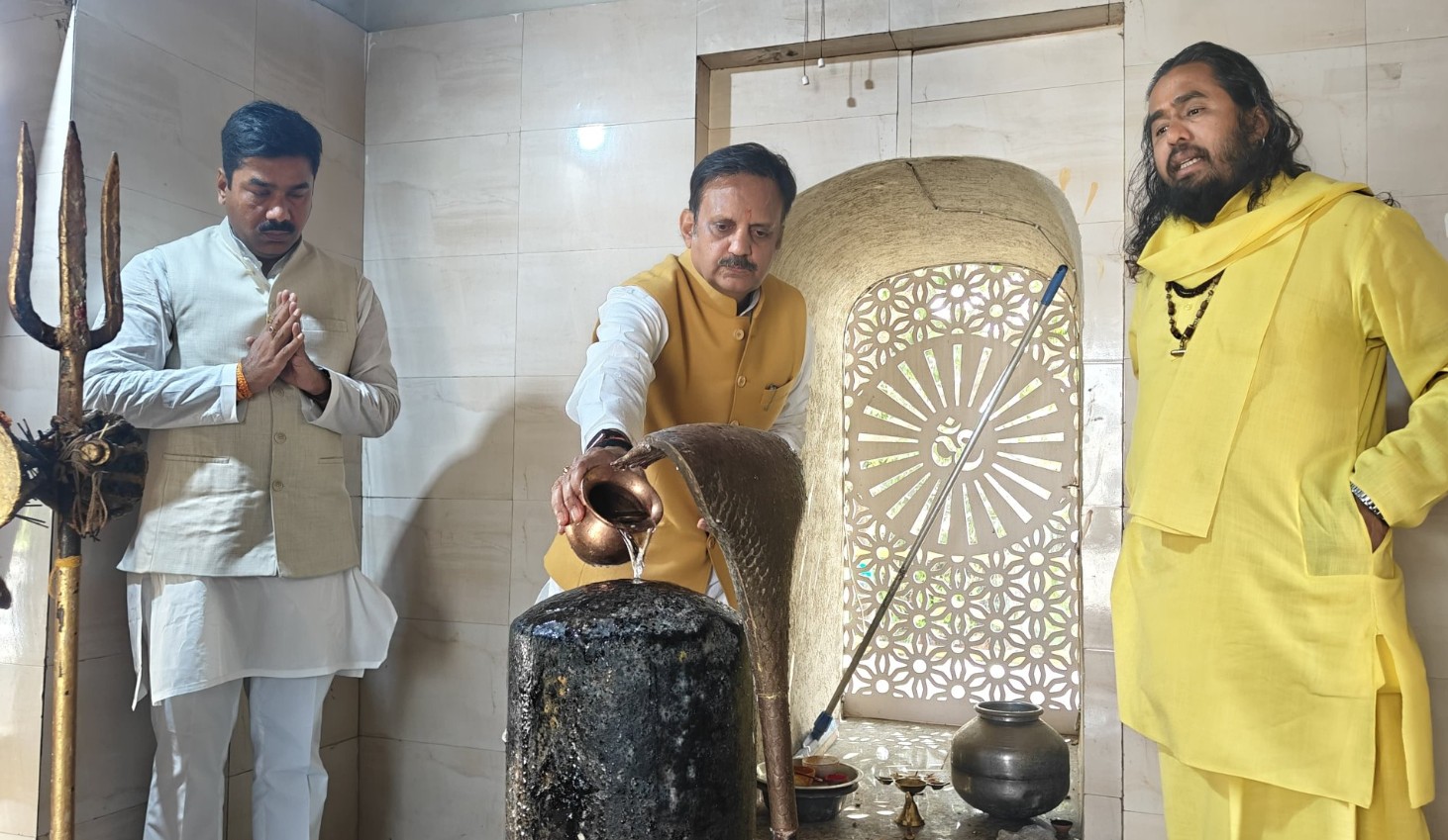 Deputy Chief Minister visited Kundleshwar temple with Satua Baba