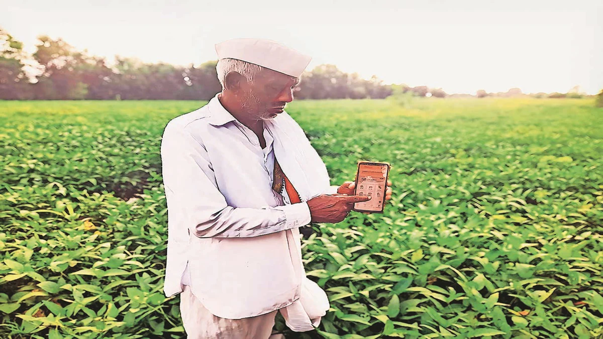 ITC representative showing the ITCMAARS AI app to a group of rural organic farmers in India