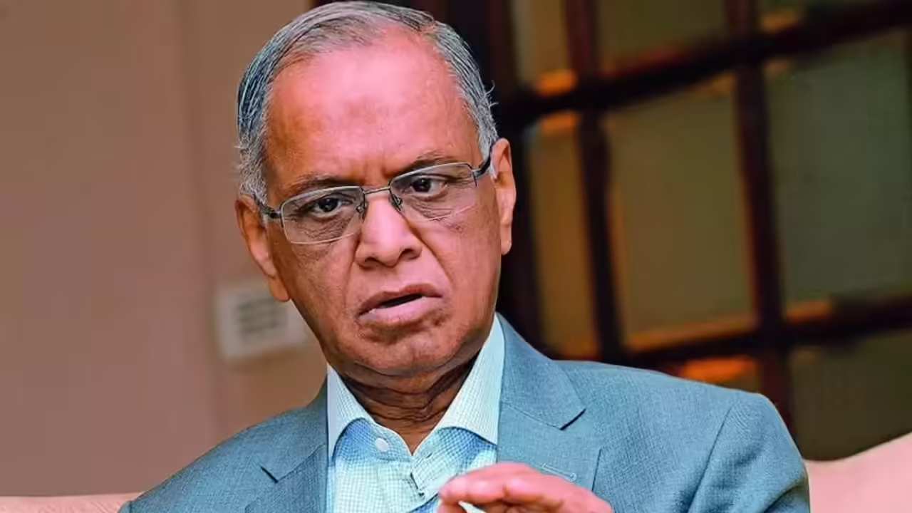 Infosys founder Narayana Murthy speaking at an event about artificial intelligence and IT jobs.
