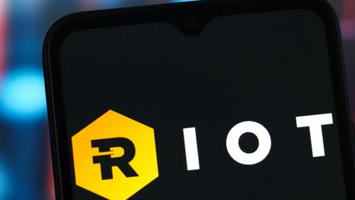 Riot Platforms Stock में 5% साप्ताहिक बढ़त के पीछे डेटा सेंटर विस्तार और तिमाही नतीजों की उम्मीदें, मार्केट विशेषज्ञों ने जताई सतर्क की उम्मीद।