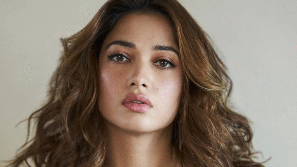 स्टोर लॉन्च से पहले Tamanna Bhatia का बदला अंदाज़, कैज़ुअल लुक और चेहरे के भाव बने चर्चा का विषय