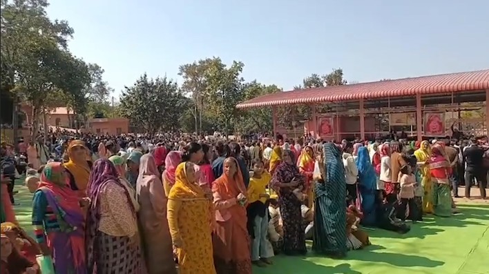 A flood of devotees gathered at Dharkundi Ashram