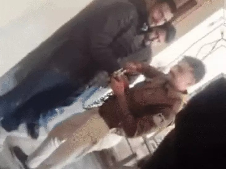 रीवा में आदतन अपराधी ने गिरफ्तारी को बनाया शो-ऑफ, पुलिसकर्मी ने भी मुस्कुराते हुए दिया पोज